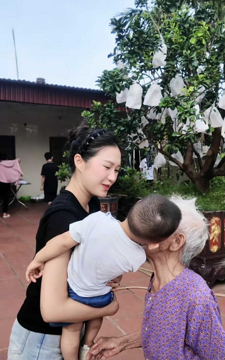 Doãn Hải My dạy con chào hỏi và thơm cụ.