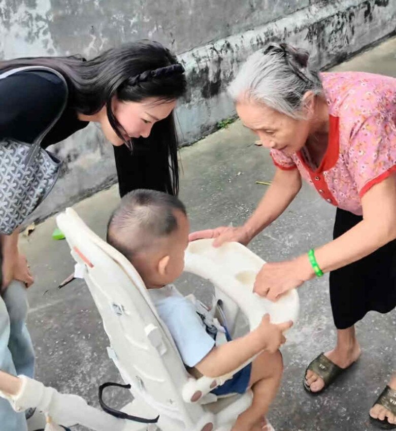 Mẹ bỉm giản dị ngồi rửa bát ở quê chồng, hóa ra là tiểu thư xinh giàu nức tiếng Hà thành, nuôi dạy con cực khéo - 4