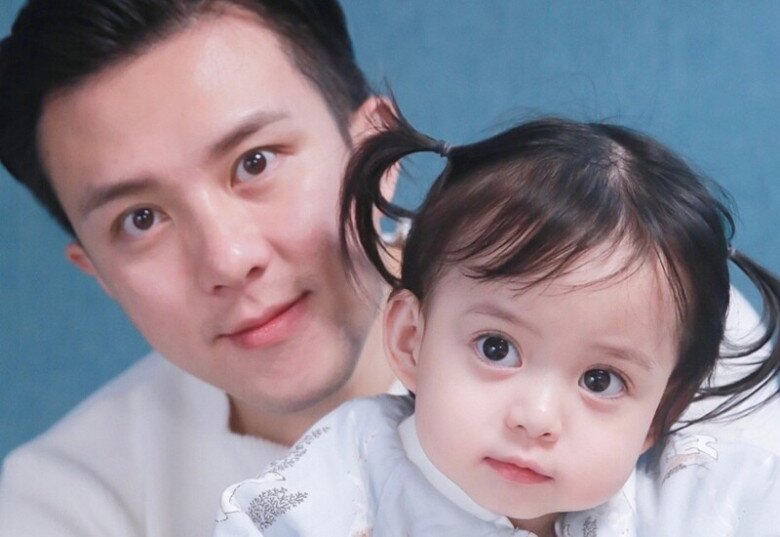 Bé gái mắt to, da trắng xinh như thiên thần, bố đứa trẻ lộ mặt khiến ai nấy tấm tắc: Mẹ bé thật may mắn! - 1