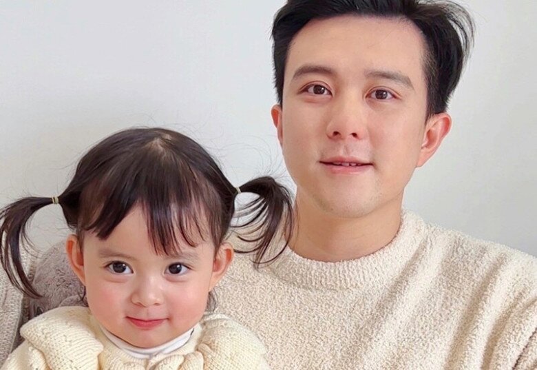 Bé gái mắt to, da trắng xinh như thiên thần, bố đứa trẻ lộ mặt khiến ai nấy tấm tắc: Mẹ bé thật may mắn! - 5