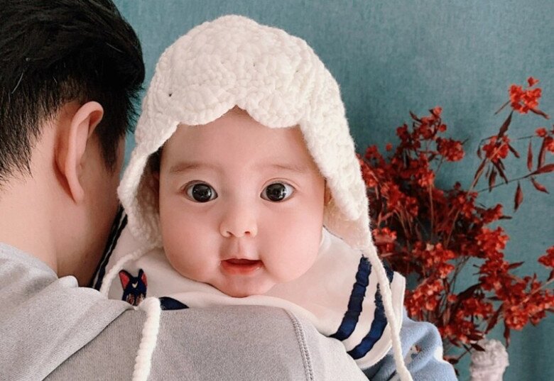Bé gái mắt to, da trắng xinh như thiên thần, bố đứa trẻ lộ mặt khiến ai nấy tấm tắc: Mẹ bé thật may mắn! - 3