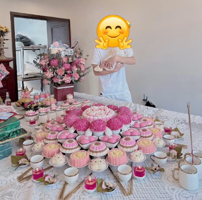 Có màu sắc hồng chủ đạo, đĩa, cốc, đũa đều rất sang trọng.