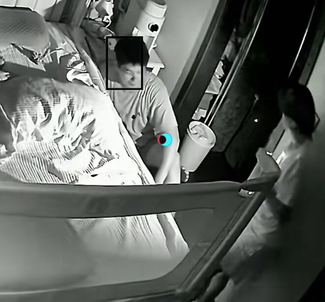 Con trai sợ hãi sau những cú đánh và lời mắng chửi của mẹ.