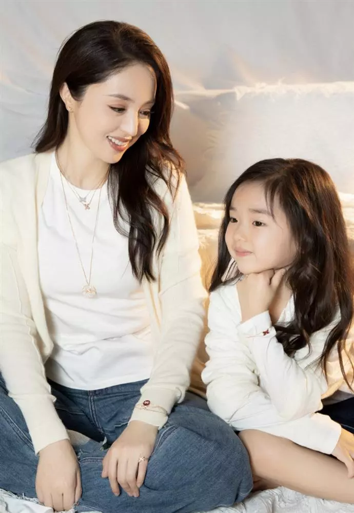 Con gái xinh đẹp của Đổng Tuyền và chồng cũ.