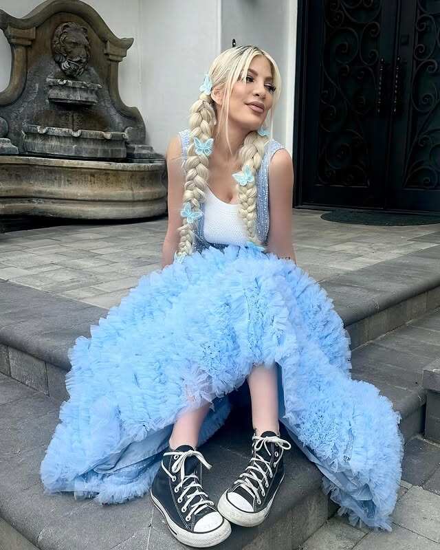 Nữ đại gia U51 để con trai 7 tuổi massage đổi lấy tiền tiêu vặt, cách ăn mặc lại gây nhức mắt 3 Nữ đại gia U51 để con trai 7 tuổi massage đổi lấy tiền tiêu vặt, cách ăn mặc lại gây amp;#34;nhức mắtamp;#34; - 3