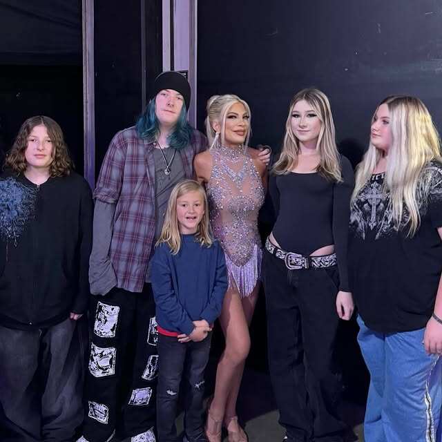 Nữ đại gia U51 để con trai 7 tuổi massage đổi lấy tiền tiêu vặt, cách ăn mặc lại gây nhức mắt 4 Nữ đại gia U51 để con trai 7 tuổi massage đổi lấy tiền tiêu vặt, cách ăn mặc lại gây amp;#34;nhức mắtamp;#34; - 4