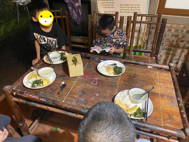Chi 1 triệu tiền phí mỗi ngày cho con đi trải nghiệm nhưng với bữa ăn như thế này, bà mẹ cực kì tức giận.