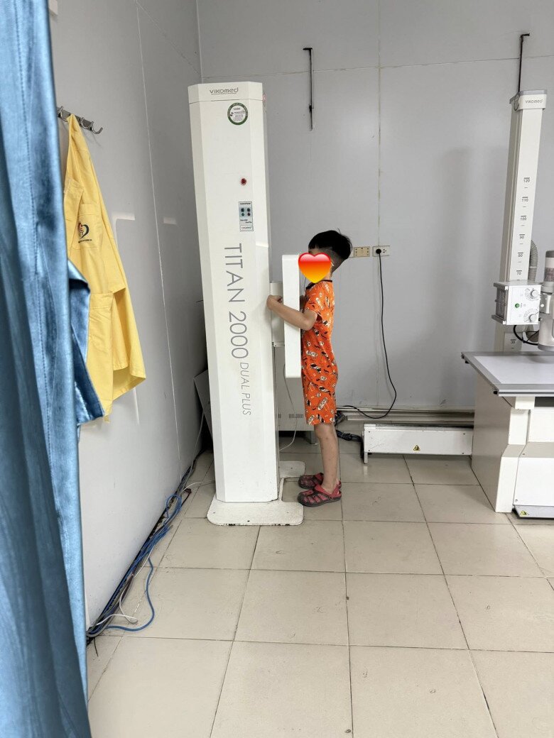Chị Ly và gia đình đã đưa con đi khám ngay sau khi trở về Hà Nội.