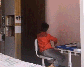 Mẹ lắp camera kín nhà theo dõi con nghỉ hè, cảnh tượng ghi lại được khiến bà tức giận - 5