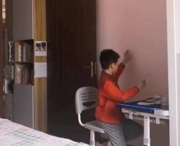 Mẹ lắp camera kín nhà theo dõi con nghỉ hè, cảnh tượng ghi lại được khiến bà tức giận - 4