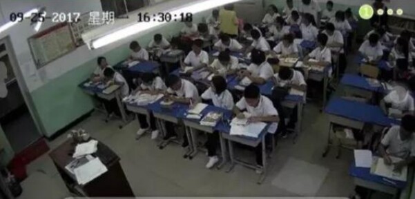 Mẹ lắp camera kín nhà theo dõi con nghỉ hè, cảnh tượng ghi lại được khiến bà tức giận - 6