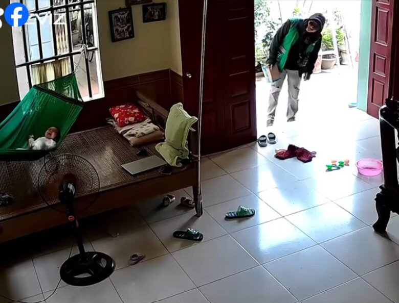 Người giao hàng phát hiện có em bé đang nằm trên võng khóc.