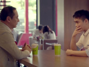 Yêu con - Bố vợ ở quê lên chơi mang theo 2 con gà, ngày về bị bắt gặp cảnh lén mở ví con rể
