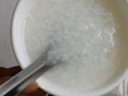 Vợ nấu cháo không bỏ hành, chồng đổ ụp vào sọt rác, tối về mở tủ lạnh thì tím tái mặt mày