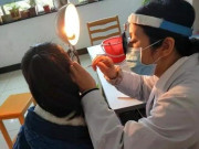 Yêu con - Con gái kêu cứu vì côn trùng bò vào tai, mẹ nhét thêm một thứ vào, bác sĩ khen quá thông minh