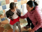 Yêu con - Thay đồ cho con gái 3 tuổi, nhìn thấy thứ rơi ra từ quần của bé, mẹ òa khóc hiểu lý do