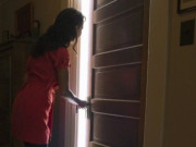 Con gái dậy thì đêm nào cũng thức rất khuya, mẹ lén nhìn qua khe cửa thì rụng rời chân tay