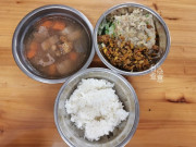 Yêu con - Cô giáo khoe ảnh bữa trưa 50 nghìn đồng ở trường mẫu giáo, phụ huynh chê quá tệ, đòi cho nghỉ học