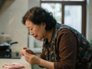 Yêu con - Mẹ chồng lên ở nhờ 1 tháng, lúc về con dâu thấy cảnh bà đang lén đếm tiền trong bếp