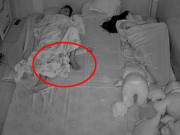 Yêu con - Cặp vợ chồng để con nằm giữa khi ngủ chung giường, hình ảnh camera giám sát gây giật mình