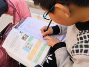 Yêu con - Con làm toán 3 x 8 = 24 bị gạch sai, lời giải thích của cô giáo khiến phụ huynh bối rối