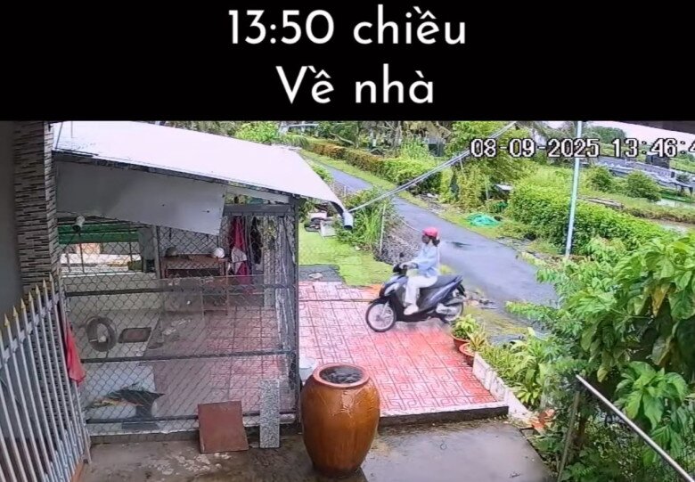 Cô còn lựa chọn riêng một chiếc xe máy chuyên để đưa đón các con tới trường.