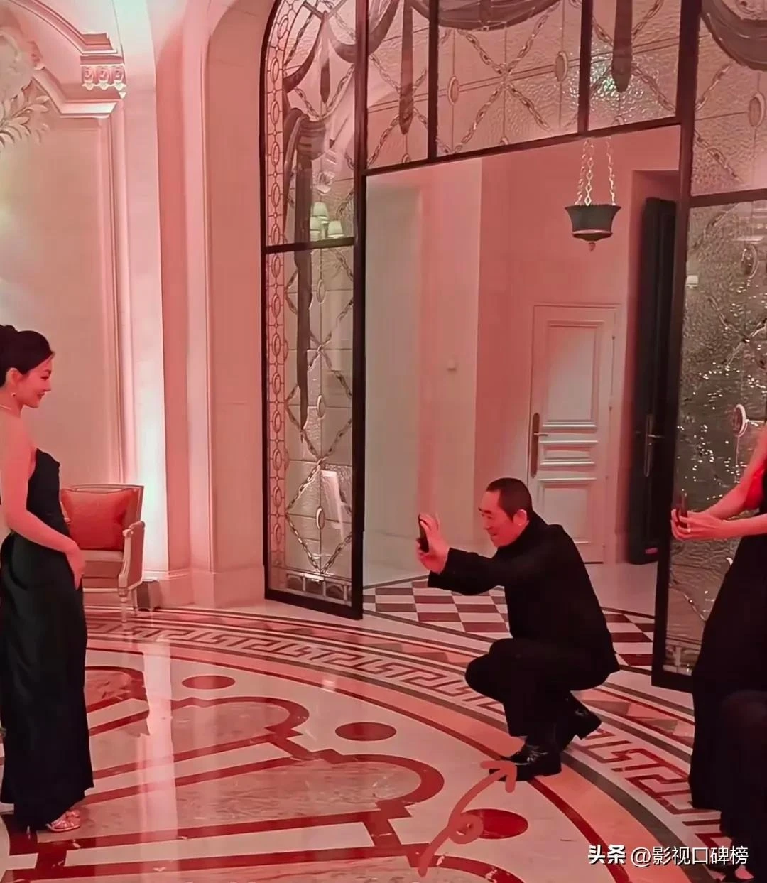 Trương Nghệ Mưu yêu chiều bà xã.