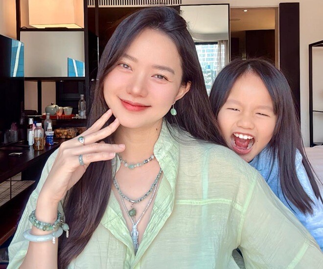 Con gái đại gia Đức An lớp 4 học trường quốc tế 700 triệu/năm, vợ trẻ tự hào khoe bé xuất hiện trên trang MXH của trường - 1