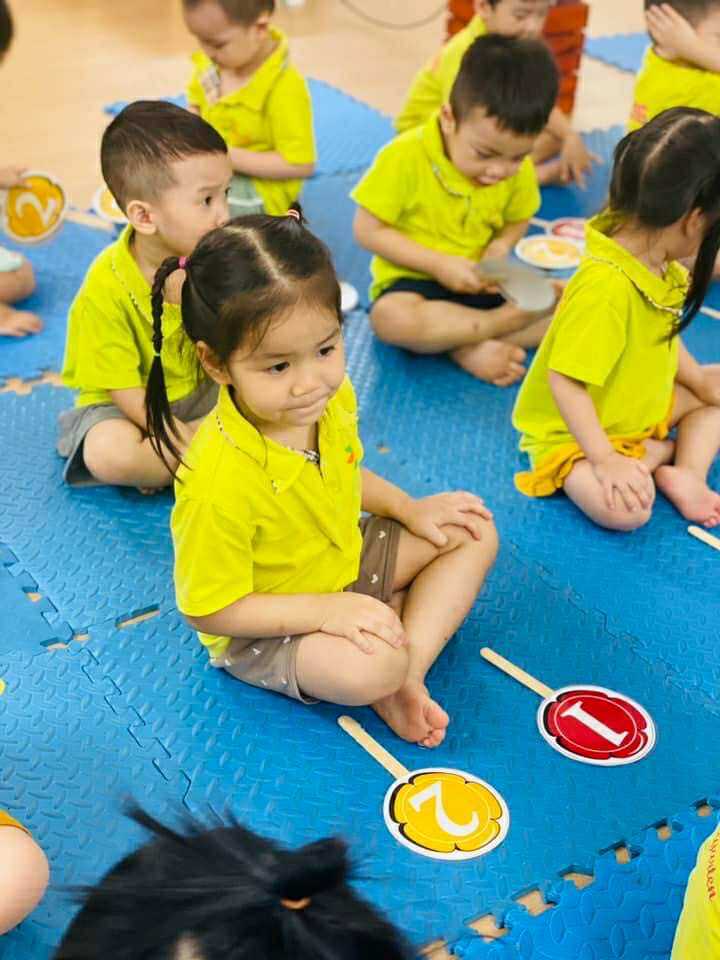 Bé Ngọc tự tin tham gia các cuộc thi và múa hát tại trường.