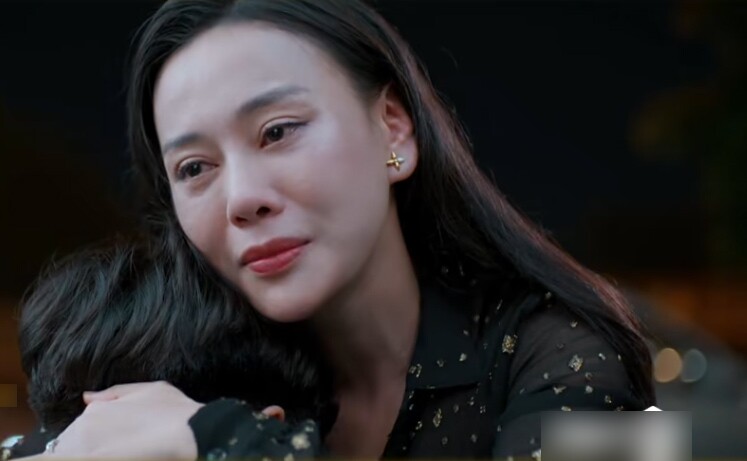 Người mẹ nhẹ nhàng ôm con vào lòng an ủi và dặn con lần sau phải xử lý như thế nào.