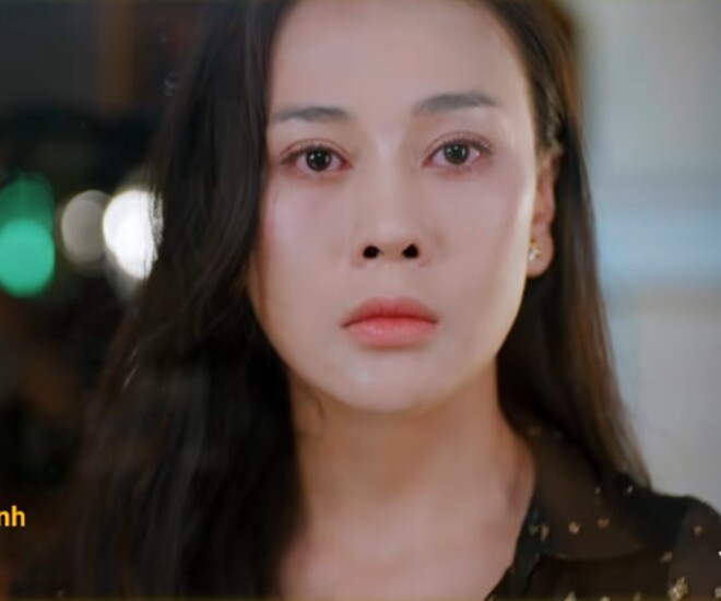 Nữ diễn viên Phương Oanh được khen ngợi thể hiện đúng cảm xúc của một người mẹ khi biết con bị bạn học cô lập và phụ huynh khác bạo lực.