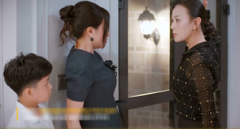 Mỹ Anh định tát Hồng nhưng dừng lại vì không muốn dùng vũ lực trước mặt con trẻ.