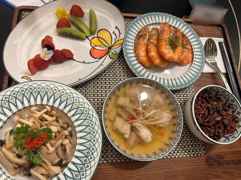 Quỳnh Lương được chăm sóc bởi chế độ ăn uống đủ chất để có sữa cho con bú.