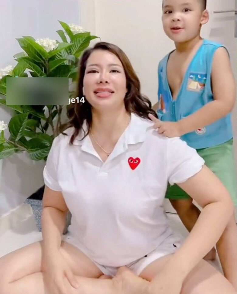 Người mẹ hiện tại khiến cậu bé không tin chính là người trong bức ảnh.