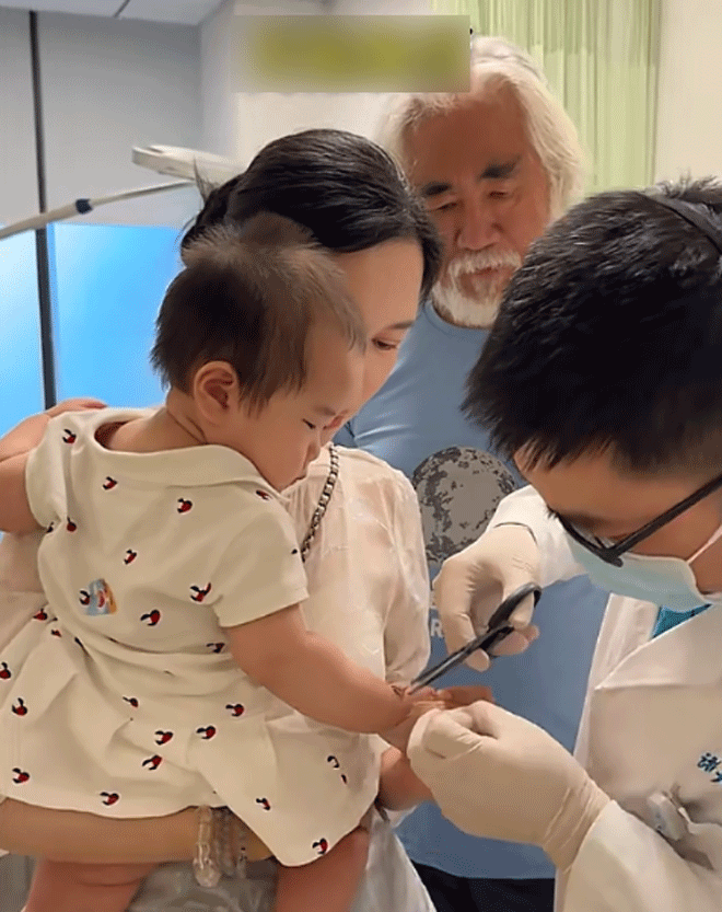 Ông lão 76 tuổi có 3 con với vợ trẻ kém 31 tuổi, sa thải bảo mẫu với lý do rất đau lòng - 3