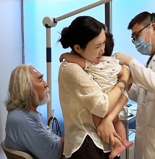 Ông lão 76 tuổi có 3 con với vợ trẻ kém 31 tuổi, sa thải bảo mẫu với lý do rất đau lòng - 4