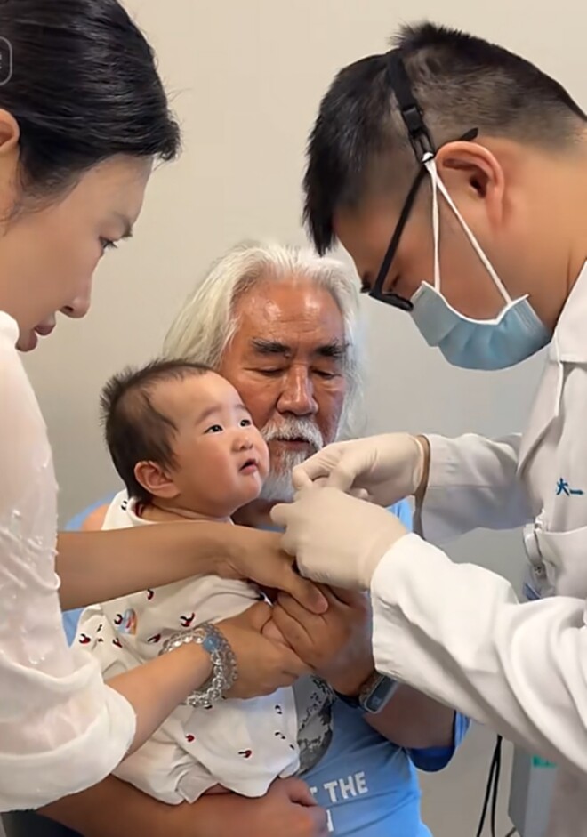 Ông lão 76 tuổi có 3 con với vợ trẻ kém 31 tuổi, sa thải bảo mẫu với lý do rất đau lòng - 5