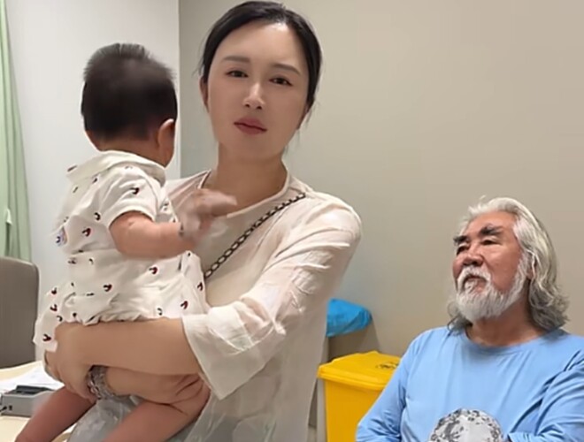 Ông lão 76 tuổi có 3 con với vợ trẻ kém 31 tuổi, sa thải bảo mẫu với lý do rất đau lòng - 1