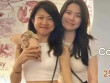 Người phụ nữ 53 tuổi khiến nhiều người không tin là mẹ của cô gái 25 tuổi, vén áo lộ bụng ai cũng "xin thua"