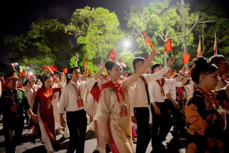img src/upload/3-2025/images/ngavt/truong-khoi-dieu-hanh-nhieu-sao-hang-a-trong-dai-le-a80-la-me-don-than-_37_7_n-1756452991-237-width780height1203.jpg /Một số hình ảnh diễn viên Thu Quỳnh trong các buổi hợp luyện trước đó.