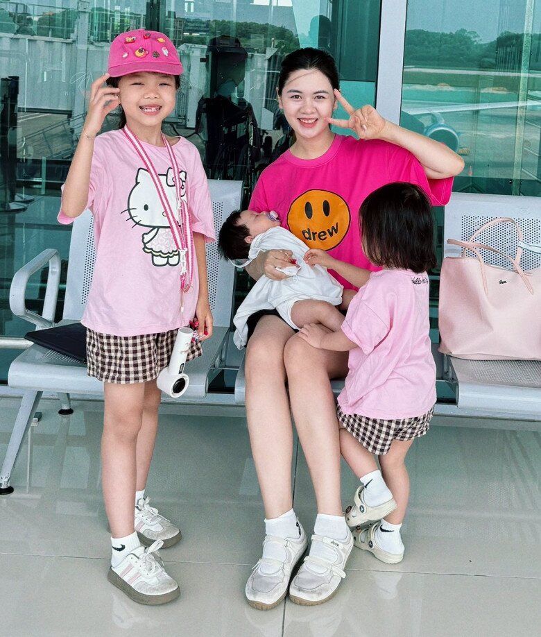 Một mình Dương Thùy Phương ôm 3 con về quê ngoại vì chồng đi tập luyện xa nhà.