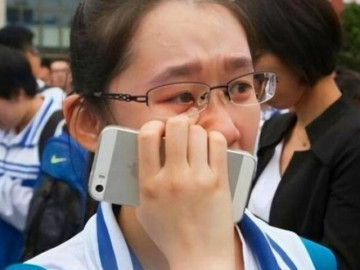 Chi 1,7 tỷ cho con học thêm, bố mẹ bật khóc khi con trượt đại học, nhìn đứa trẻ được Thủ khoa mà hối hận