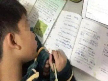 Con trai học đến nửa đêm, kêu mệt mẹ vẫn không cho đi ngủ và cái kết đẫm nước mắt