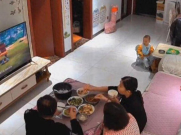 Sợ vợ đem tiền về nhà ngoại, chồng lén lắp camera thì thấy cuộc giao dịch giữa vợ và mẹ ruột, anh ôm mặt khóc