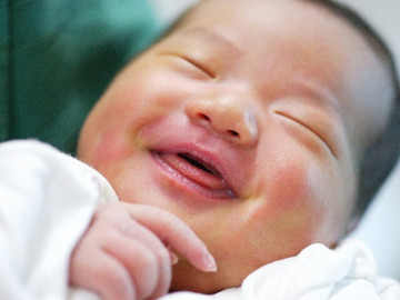 Con sơ sinh vừa chào đời mỉm cười rõ tươi, bác sĩ tát mạnh, bố định kiện nhưng mẹ cảm ơn rối rít