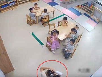 Camera giám sát ghi lại cảnh tượng cô giáo mầm non đưa con vào góc kín, hành động tiếp theo khiến mẹ nghẹn ngào