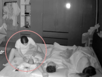 Camera ghi cảnh giữa đêm vợ chồng đang ngủ, mẹ chồng âm thầm làm một việc khiến con dâu phải đi kể khắp nơi