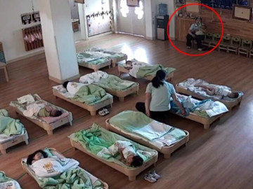 Camera ghi lại cảnh các bạn ngủ trưa nhưng con được cô giáo bế ra một góc để ngồi, hành động tiếp theo khiến mẹ nghẹn ngào