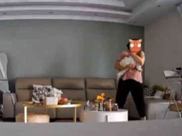 Mẹ bỉm đi làm bật camera giám sát ở nhà lên xem, thấy cảnh bảo mẫu chăm con sơ sinh mà ứa nước mắt