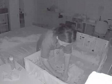 Giữa đêm, giúp việc lương 37 triệu/tháng âm thầm làm một việc với con chủ khiến mẹ bỉm sợ hãi, lập tức sa thải